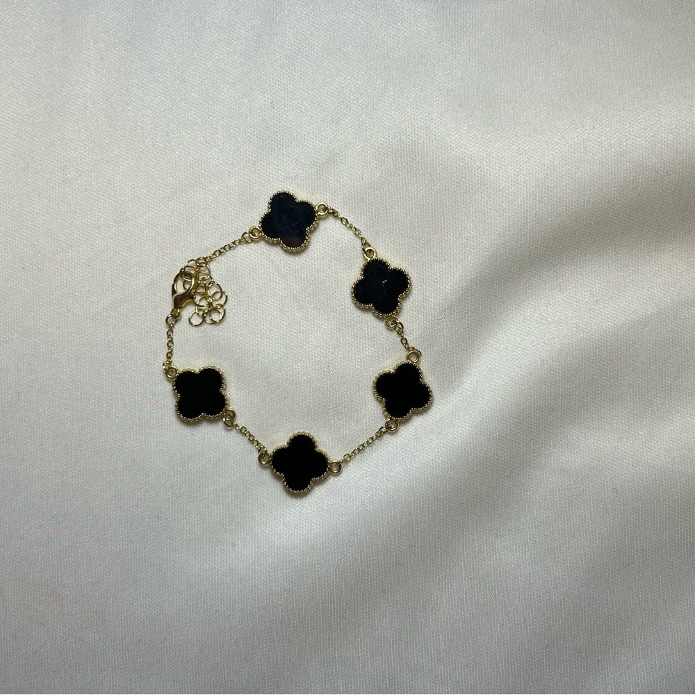 Elegant Gold and Black Clover Bracelet